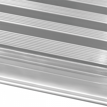 Aluminium-Treppenpodest mit 45° Neigung und rutschfesten Kunststoffauflagen