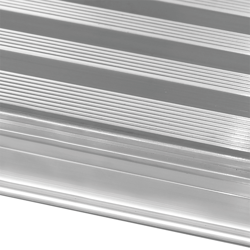 Aluminium-Treppenpodest mit 45° Neigung und rutschfesten Kunststoffauflagen Aluminium-Treppenpodest mit 45° Neigung und rutschfesten Kunststoffauflagen